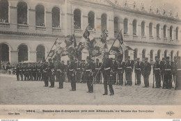 Z4- GUERRE 14/18 - PARIS REMISE DES 6 DRAPEAUX PRIS AUX ALLEMANDS AU MUSEE DES INVALIDES  - MILITARIA - WW1  - 2 SCANS) - Guerra 1914-18
