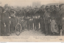 Z4- GUERRE 14/18 - OFFICIERS FRANCAIS RAPPORTANT DES CASQUES D'OFFICIERS ALLEMANDS TUES A VIC SUR AISNE - (2 SCANS) - War 1914-18