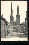 AK Lübeck, Schuljunge Auf Der Strasse Kleiner Bauhof, Blick Zur Domkirche  - Lübeck