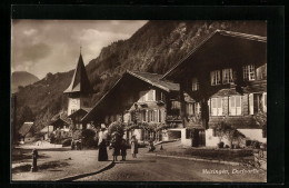 AK Meiringen, Dorfpartie An Der Kirche, Mutter Mit Kindern Auf Der Strasse  - Meiringen