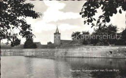 71760918 Naarden Vestingwallen Met Grote Kerk Festungsmauer Kirche  - Autres & Non Classés