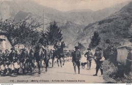 X17-38) BOURG D ' OISANS (ISERE - DAUPHINE) ARRIVEE DES CHASSEURS ALPINS - ANIMEE - MILITAIRES - CAVALIERS - ( 2 SCANS ) - Bourg-d'Oisans