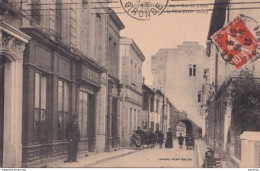 X15-33) RIONS (GIRONDE) RUE DU LHYAN ET ANCIENNE PORTE DE LA VILLE - ANIMEE -  HABITANTS  - 1913   - Autres & Non Classés