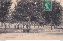 X13-82) VALENCE D'AGEN - PLACE DE LA LIBERTE - ( ENFANTS AU PREMIER PLAN ) - Valence