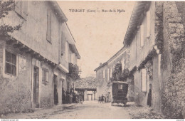 X13-32) TOUGET (GERS)  RUE DE LA HALLE   - ANIMEE -  HABITANTS - VOITURE  - ( 2 SCANS ) - Autres & Non Classés