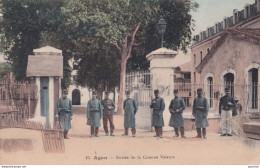 X12-47) AGEN -ENTREE DE LA CASERNE VALENCE  - ANIMEE - MILITAIRES - COLORISEE - ( 2 SCANS ) - Agen