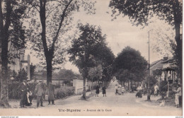X9-65) VIC BIGORRE (HAUTES PYRENEES) AVENUE DE LA GARE - ANIMEE - HABITANTS - 1918 - ( 2 SCANS ) - Vic Sur Bigorre