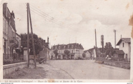 X9-24) LE BUISSON (DORDOGNE) PLACE DE LA MAIRIE ET ROUTE DE LA GARE - ( 2 SCANS ) - Andere & Zonder Classificatie