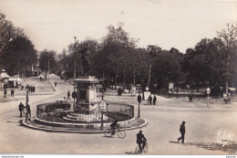 X8-47) AGEN - STATUE DE LA LIBERTE - PLACE DU 14 JUILLET -  ( 2 SCANS ) - Agen