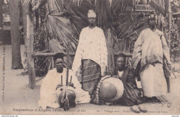 X3-49) ANGERS - EXPOSITION DE 1906 - VILLAGE NOIR - FAMILLE MANDING JOUEURS DE CORA - (2 SCANS)  - Angers