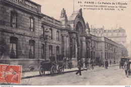 X1-75) PARIS (VIII°) LE PALAIS DE L' ELYSEE - LE PRESIDENT FALLIERES SORTANT DE L'ELYSEE EN COMPAGNIE DE M. DOUMER - District 08