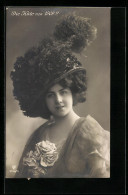 AK Hübsche Dame Mit Auffälligem Hut, Hüte Von 1909  - Fashion