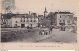 X21-71) LOUHANS  - ENTREE DE LA VILLE-  VUE PRISE DU PONT - ANIMATION - 1907  - Louhans