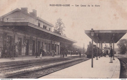 X21-10) BAR SUR AUBE - LES QUAIS DE LA GARE - ANIMEE - TRAIN  - ( 2 SCANS ) - Bar-sur-Aube