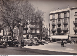 X21- FIGUERAS -  PLACETA BAJA RAMBLA  Y MONUMENTO A MONTURIOL - NOMBREUSES VOITURES - ( 2 SCANS ) - Gerona