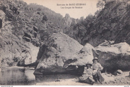 X20-42) ENVIRONS DE SAINT ETIENNE - LES GORGES DE SEMENE - FILLETTES SE REPOSANT AU BORD DE L ' EAU - 1922 - ( 2 SCANS ) - Saint Etienne