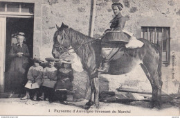 X17-63) PAYSANNE D ' AUVERGNE  REVENANT DU MARCHE - LE PUY 1910 -  ( 2 SCANS ) - Auvergne Types D'Auvergne