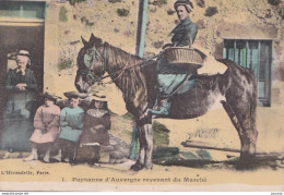 X17-63) PAYSANNE D ' AUVERGNE  REVENANT DU MARCHE - COLORISEE  -  ( 2 SCANS ) - Auvergne Types D'Auvergne