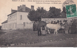 63) PIONSAT (PUY DE DOME) L ' ECOLE DE GARCONS ET UN COIN DU CHAMP DE FOIRE - ANIMATION - BOEUFS - MAQUIGNONS - 1909 - Other & Unclassified