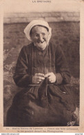 22) LA BRETAGNE - VIEILLE FEMME DE LANNION J ' PEUS PAS FAIRE... DEVANT LES PHOTOGRAPHES - 1945 - (  2 SCANS ) - Lannion