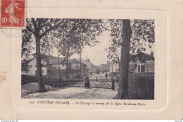 Y12-33) COUTRAS (GIRONDE) LE PASSAGE A NIVEAU DE LA LIGNE BORDEAUX - PARIS -  1913 - Autres & Non Classés