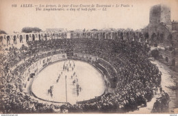 Y11-13) ARLES - LES ARENES  - LE JOUR D ' UNE COURSE DE TAUREAUX - LE PASEO  - ( 2 SCANS ) - Arles