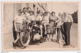 CARTE PHOTO - HERAULT VERS 1950  - UNE FAMILLE D ' HABITANTS TERROT  500cm3 RGST - IMMATRICULEE 1171 - GP8 - 2 SCANS  - Motorbikes