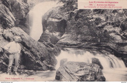 Y7-09) AULUS LES BAINS ( ARIEGE ) LA CASCADE ET GOUFFRE DU FOUILLET - ANIMEE - PERSONNAGE - ( 2 SCANS ) - Autres & Non Classés