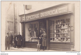 Y4-40) GABARRET - CARTE PHOTO - DEVANTURE DE L' EPICERIE DUBROCA - MERCERIE - BONNETERIE - RUE DE LA POSTE - 3 SCANS - Gabarret