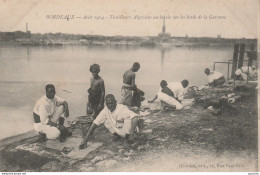Y1-33) BORDEAUX - AOUT 1914 - TIRAILLEURS ALGERIENS AU LAVOIR SUR LES BORDS DE LA GARONNE - ( 2 SCANS ) - Bordeaux