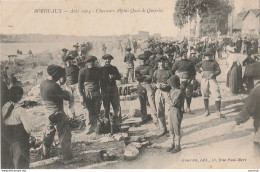 Y1-33) BORDEAUX - AOUT 1914 - CHASSEURS ALPINS QUAI DE QUEYRIES - (SOLDATS - MILITAIRES - MILITARIA - 2 SCANS)  - Bordeaux