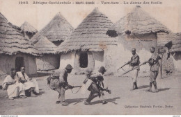 Y28-AFRIQUE OCCIDENTALE - HAUTE GUINEE - TAM TAM - LA DANSE DES FUSILS - ( 2 SCANS ) - Guinée