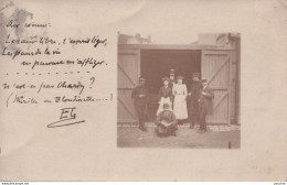 Y27-78) VERSAILLES - CARTE PHOTO - LE 27/9/1906 - GROUPE DE PERSONNES AVEC MILITAIRES A LOCALISER - 4 SCANS  - Versailles