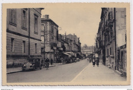 Y23-24) BERGERAC DORDOGNE LA RUE DU MARCHE  -  ANIMEE - AUTOMOBILES - VELO - ( 2 SCANS ) - Bergerac