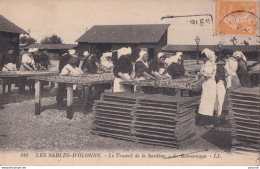 Y23-85) LES SABLES D ' OLONNE (VENDEE) LE TRAVAIL DE LA SARDINE - LE RETOURNAGE - Sables D'Olonne