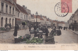 Y23-27) CONCHES (EURE) PLACE CARNOT - JOUR DE MARCHE  - CAFE DE L ' AGRICULTURE  - ETALS - LEGUMES - COLORISEE -1905 - Conches-en-Ouche