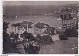 22) PERROS GUIREC (COTES DU NORD) LES HOTELS  DE LA PLAGE DE TRESTRIGNEL  ET LA POINTE DU CHATEAU - 1954 - ( 2 SCANS ) - Perros-Guirec