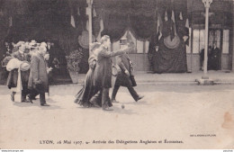 Y18-69) LYON , 16 MAI 1907 - ARRIVEE DES DELEGATIONS ANGLAISES  ET ECOSSAISES  - ( 2 SCANS ) - Sonstige & Ohne Zuordnung