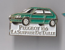 PIN'S THEME  AUTOMOBILE  PEUGEOT   106  LA SURPRISE DE TAILLE - Peugeot