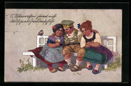 Künstler-AK Mann In Tracht Auf Einer Bank Mit Frauen, Kinder Kriegspropaganda  - War 1914-18