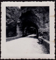 Photographie Ancienne Deux Femmes Devant Panneau Routier Les Baraques (Grands-Goulets) / Drôme, Vercors / 6,5 X 6,9 Cm - Places