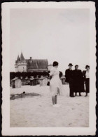 Photographie Ancienne De Gens à La Plage De Sully Sur Loire, Au Fond Le Château, Loiret, 1938 / 6,4 X 9,1 Cm - Places