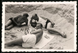 Fotografie Schach - Chess, Männer Am Strand Neben Schachbrett Liegend  - Sports