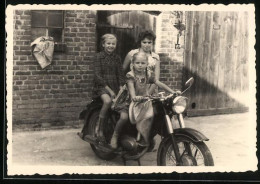 Fotografie Motorrad, Mädchen Mit Zöpfen Auf Krad Sitzend  - Cars