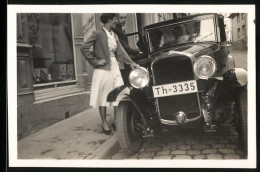 Fotografie Auto Opel, Paar Am PKW Mit Kennzeichen Th-3335  - Automobile