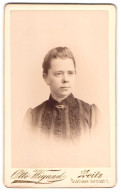 Fotografie Otto Wigand, Zeitz, Badstubenvorstadt 2, Dame Im Bestickten Kleid  - Anonymous Persons