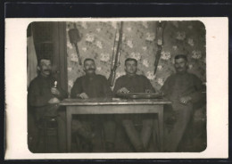 Foto-AK Vier Soldaten Mit Zither An Einem Tisch Sitzend, Gewehr Und Bajonett Hängen An Der Wand  - Musik Und Musikanten