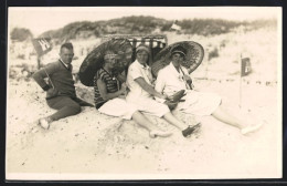 AK Frauen Und Mann Mit Sonnenschirmen In Bademode Am Strand  - Mode