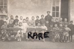 PHOTO ANCIENNE,77,SEINE ET MARNE,LESIGNY,ECOLE,CLASSE,ENFANTS,GARCONS,PROFESSEUR,BANC D'EPOQUE,RARE - Orte