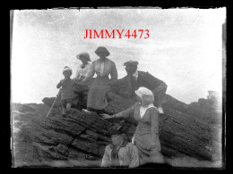 La Famille Pinard En 1905 - Groupe Sur Les Rochers - Plaque De Verre - Taille 88 X 118 Mlls - Plaques De Verre